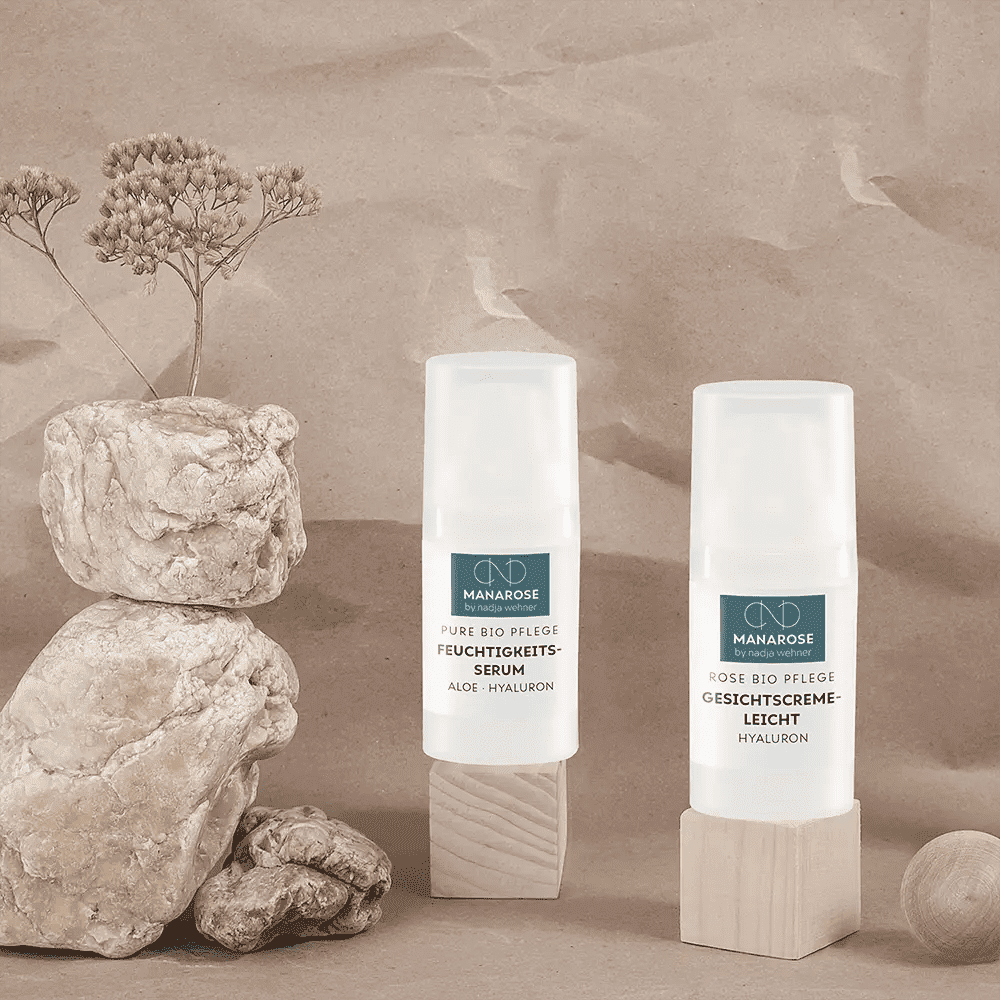 Zwei Flaschen Manarose Biokosmetik Gesichtspflege Set – After Shave auf einem Tisch.