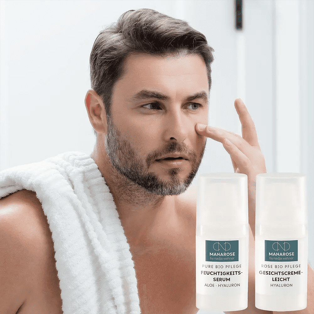 Ein Mann im Handtuch trägt das Gesichtspflege Set – After Shave von Manarose Biokosmetik auf sein Gesicht auf.