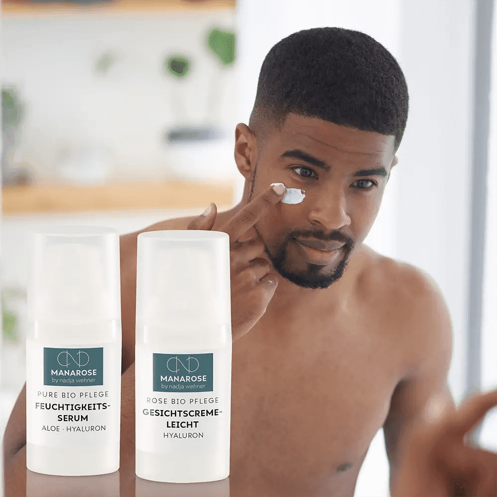 Ein Mann betrachtet eine Manarose Biokosmetik Gesichtspflege Set - After Shave-Flasche.
