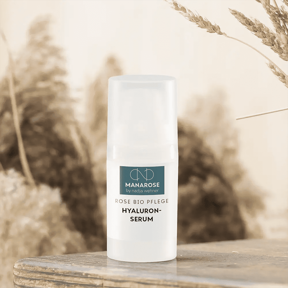 Eine Flasche Hyaluron Serum Rose von Manarose Biokosmetik spendet Feuchtigkeit zur Bekämpfung von Hautveränderungen.