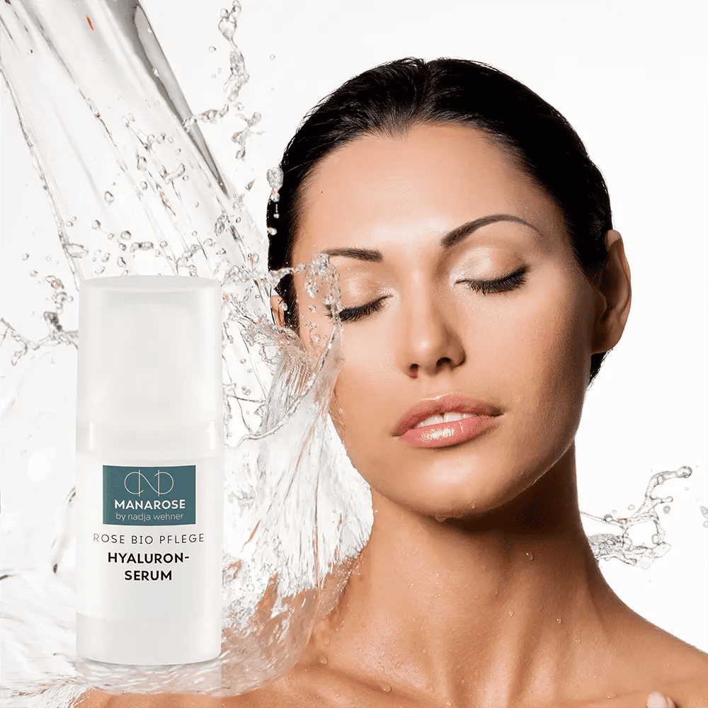 Mit dem Set für deine Morgenroutine - Morning Ritual von Manarose Biokosmetik zur natürlichen Hautpflege wird das Gesicht einer Frau mit Wasser erfrischt.