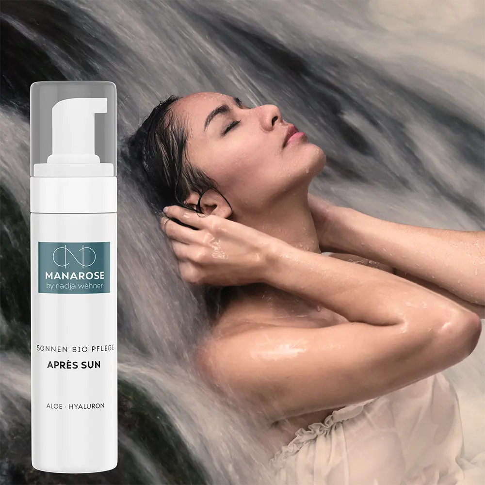 Eine Frau entspannt sich an einem erfrischenden Wasserfall und pflegt ihre Haut mit Après Sun Aloe Hyaluron von Manarose Biokosmetik.