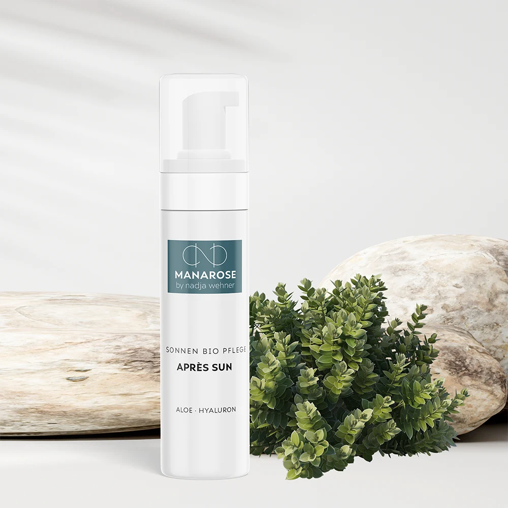 Eine Flasche Manarose Biokosmetik Après Sun Aloe Hyaluron Gesichtsreiniger neben einer Pflanze.