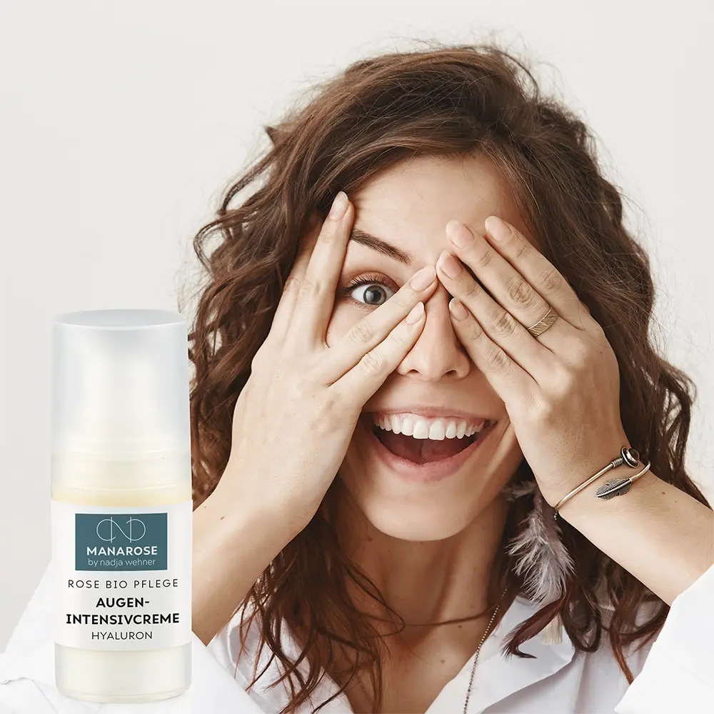 Eine Frau mit einer jugendlicheren und frischeren Augenpartie kann die Augen Intensivcreme Hyaluron von Manarose Biokosmetik verwenden.