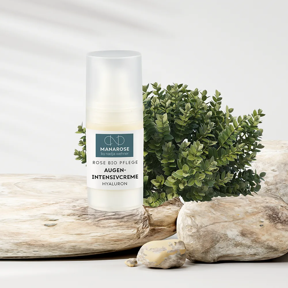 Eine Flasche Augen Intensivcreme Hyaluron von Manarose Biokosmetik sitzt auf einem Felsen und sorgt für Pflege und gezielte Pflege der Augenpartie.