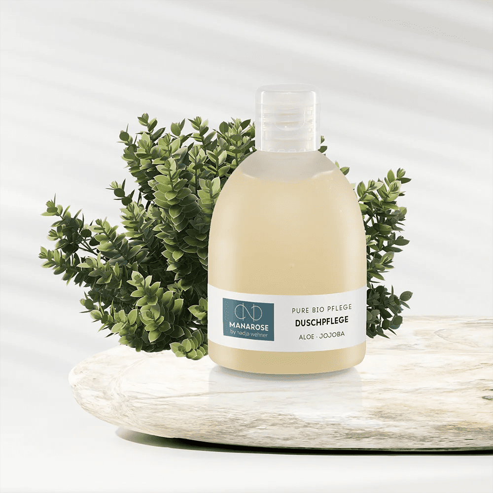 Verjünge Duschpflege Aloe Jojoba von Manarose Biokosmetik – Eine Flasche Duschgel auf einem Stein.