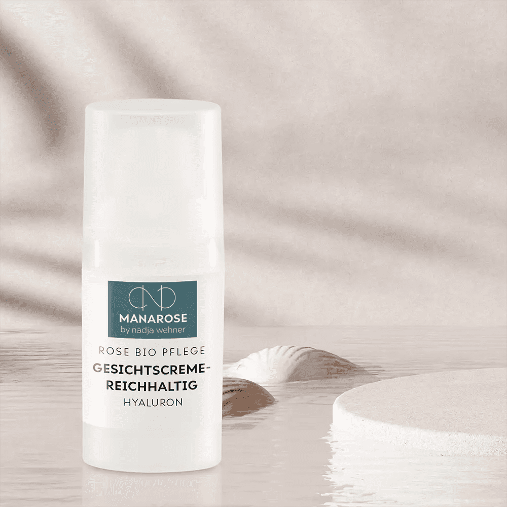 Eine Manarose Biokosmetik Augencreme mit einer Flasche Manarose Biokosmetik Reichhaltig Hyaluron-Wasser darauf für strahlende Haut.