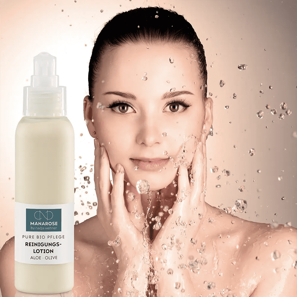 Eine Frau mit einem Morning Ritual Set für deine Morgenroutine - Manarose Biokosmetik im Gesicht, die natürliche Hautpflege praktiziert.