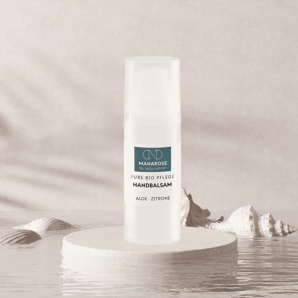 Eine weiße Flasche mit Muscheln darauf, die den Handbalsam Aloe Zitrone von Manarose Biokosmetik enthält, einen luxuriösen und pflegenden Handbalsam.