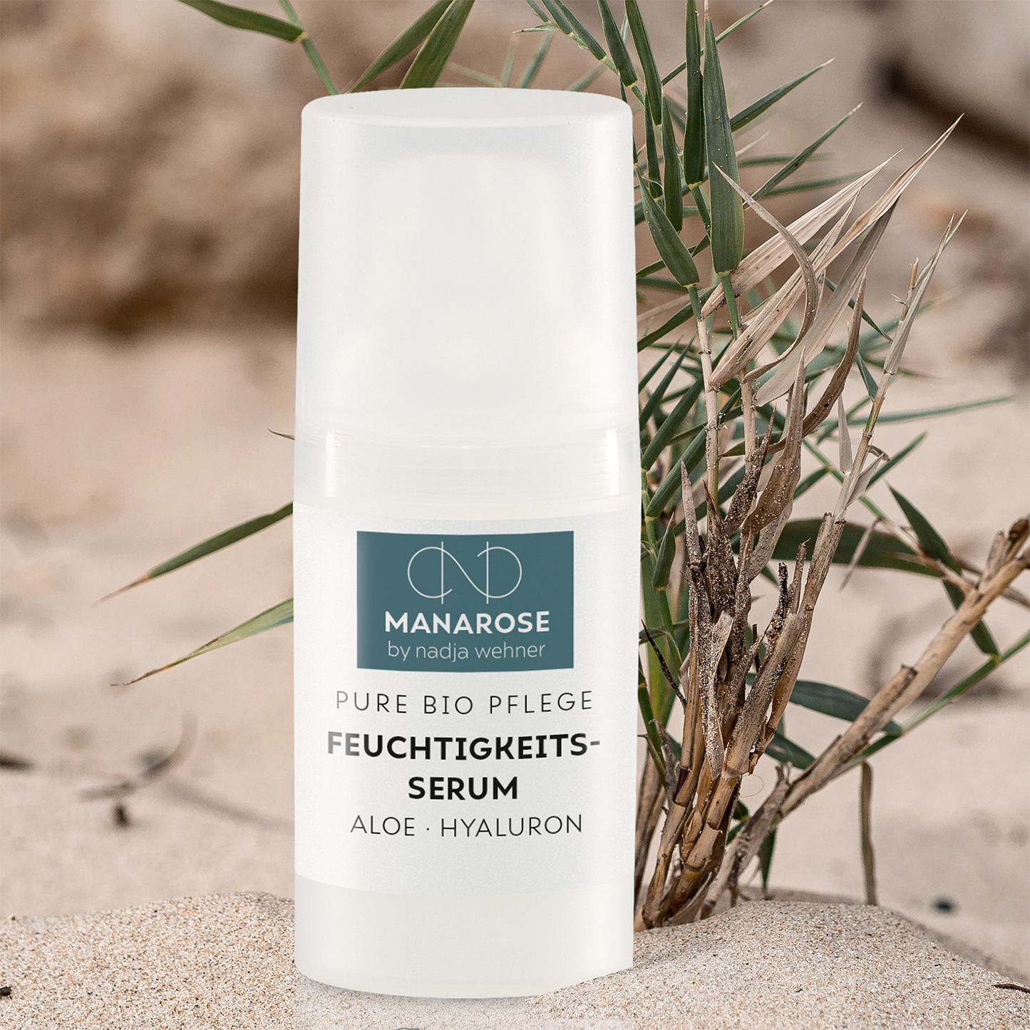 Eine Flasche Feuchtigkeits-Serum Aloe Hyaluron in Sand von Manarose Biokosmetik.