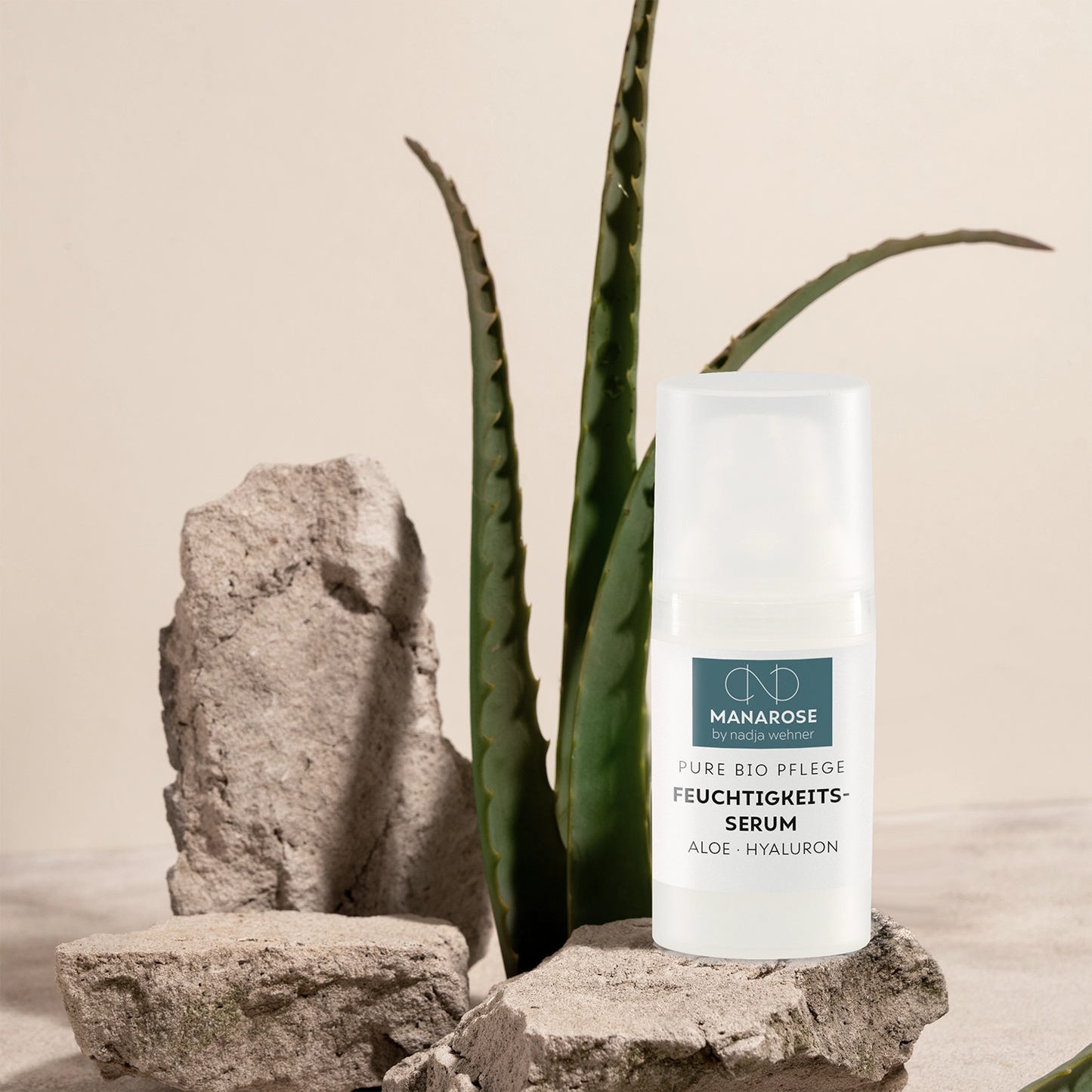 Eine Flasche Feuchtigkeits-Serum Aloe Hyaluron von Manarose Biokosmetik versorgt die Hautschichten wie auf einem Felsen mit Feuchtigkeit.