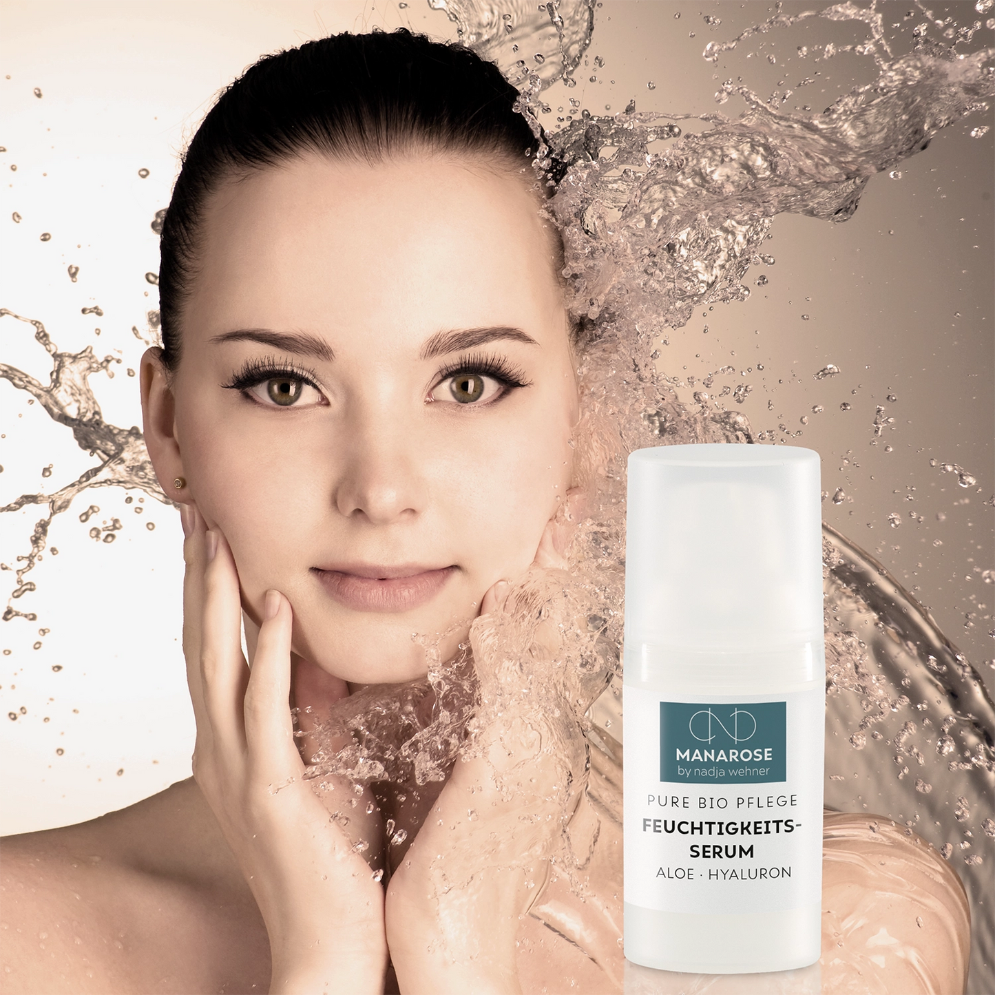 Eine Frau posiert mit einer Flasche Manarose Biokosmetik Feuchtigkeits-Serum Aloe Hyaluron im Gesicht.