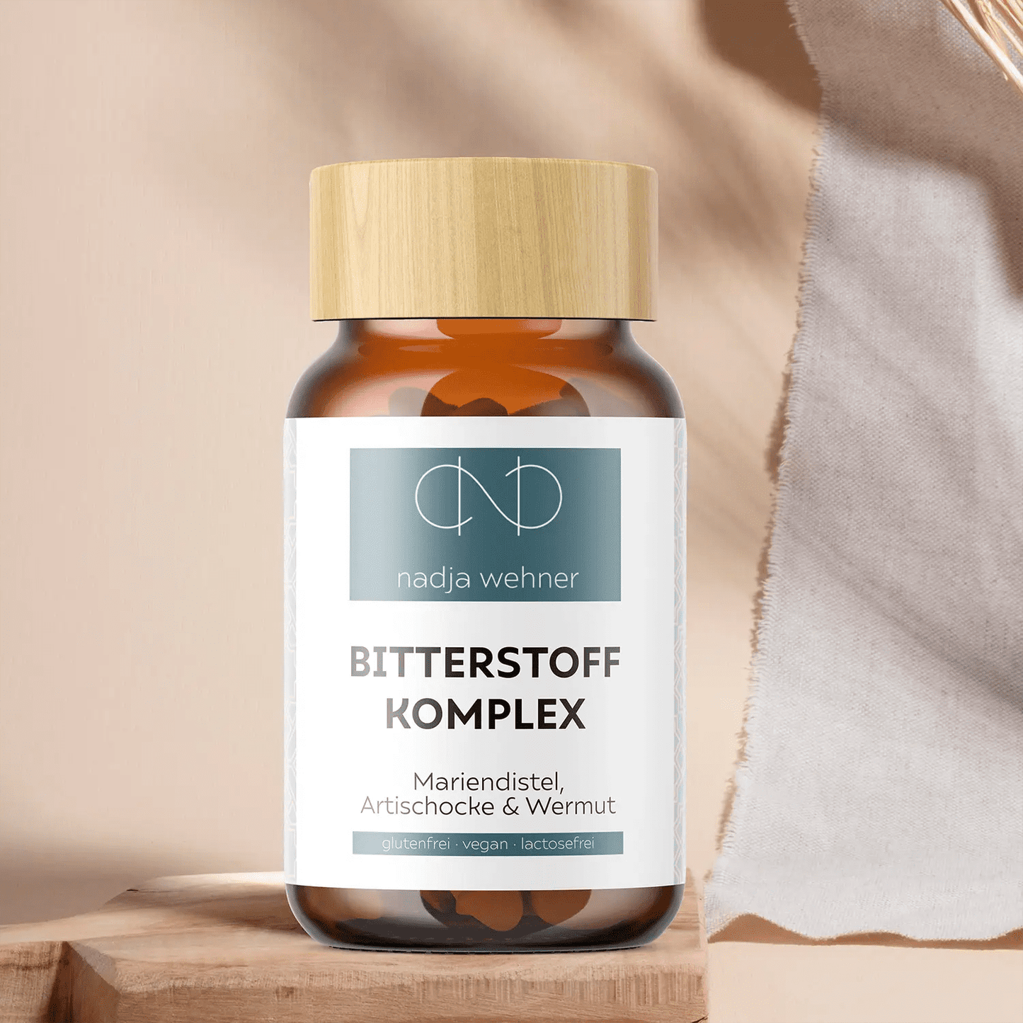 Eine Flasche Manarose Bitterstoff Komplex auf einem Tisch.