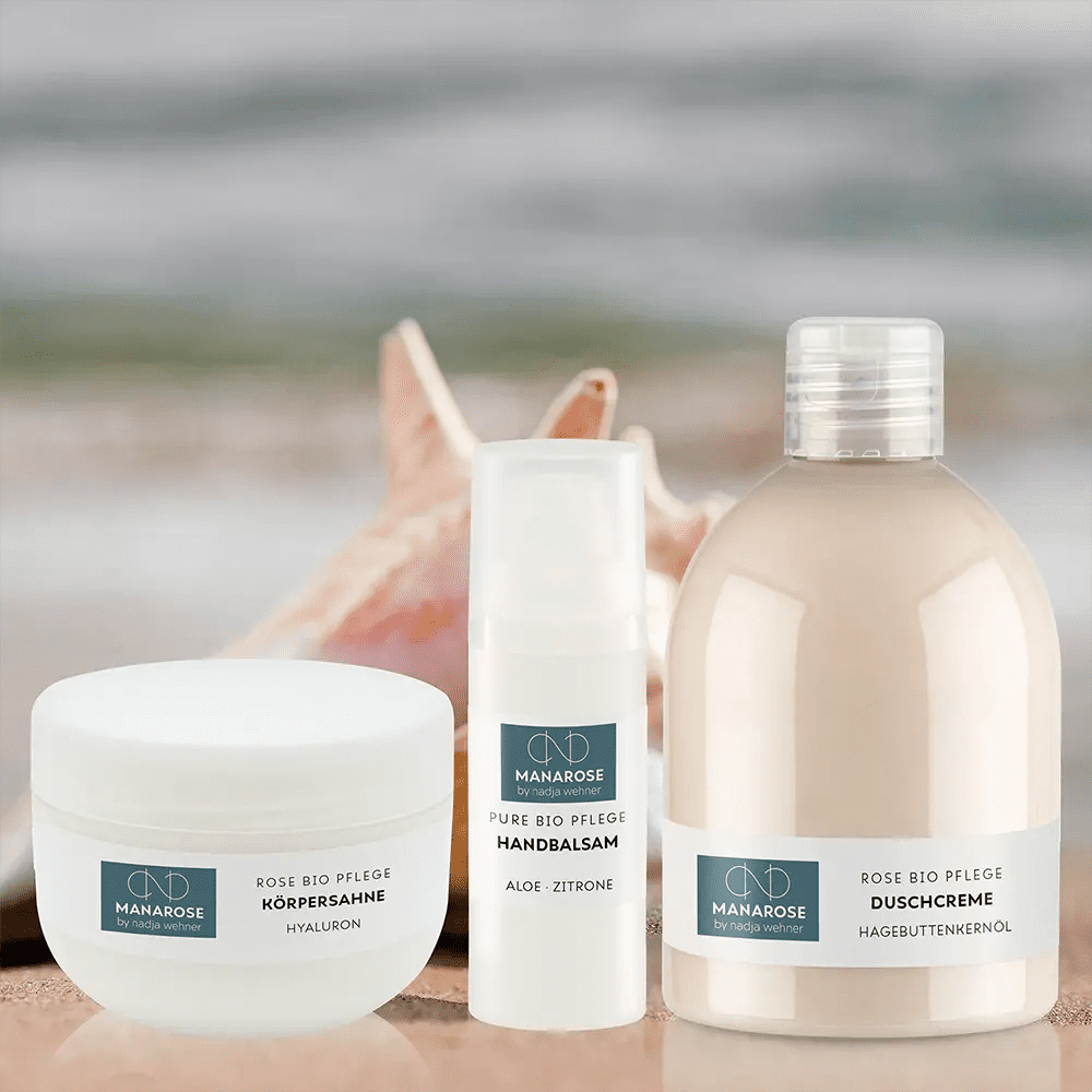 Eine Flasche Körperpflegeset von Manarose Biokosmetik – Body Love zertifizierte Bio-Körperlotion an einem wunderschönen Strand.