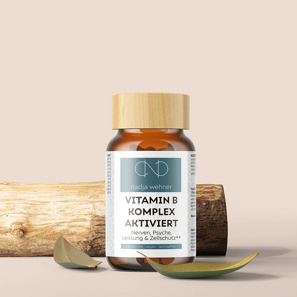 Manarose Biokosmetik's Vitamin B Komplex Aktiviert auf einem Baumstamm.