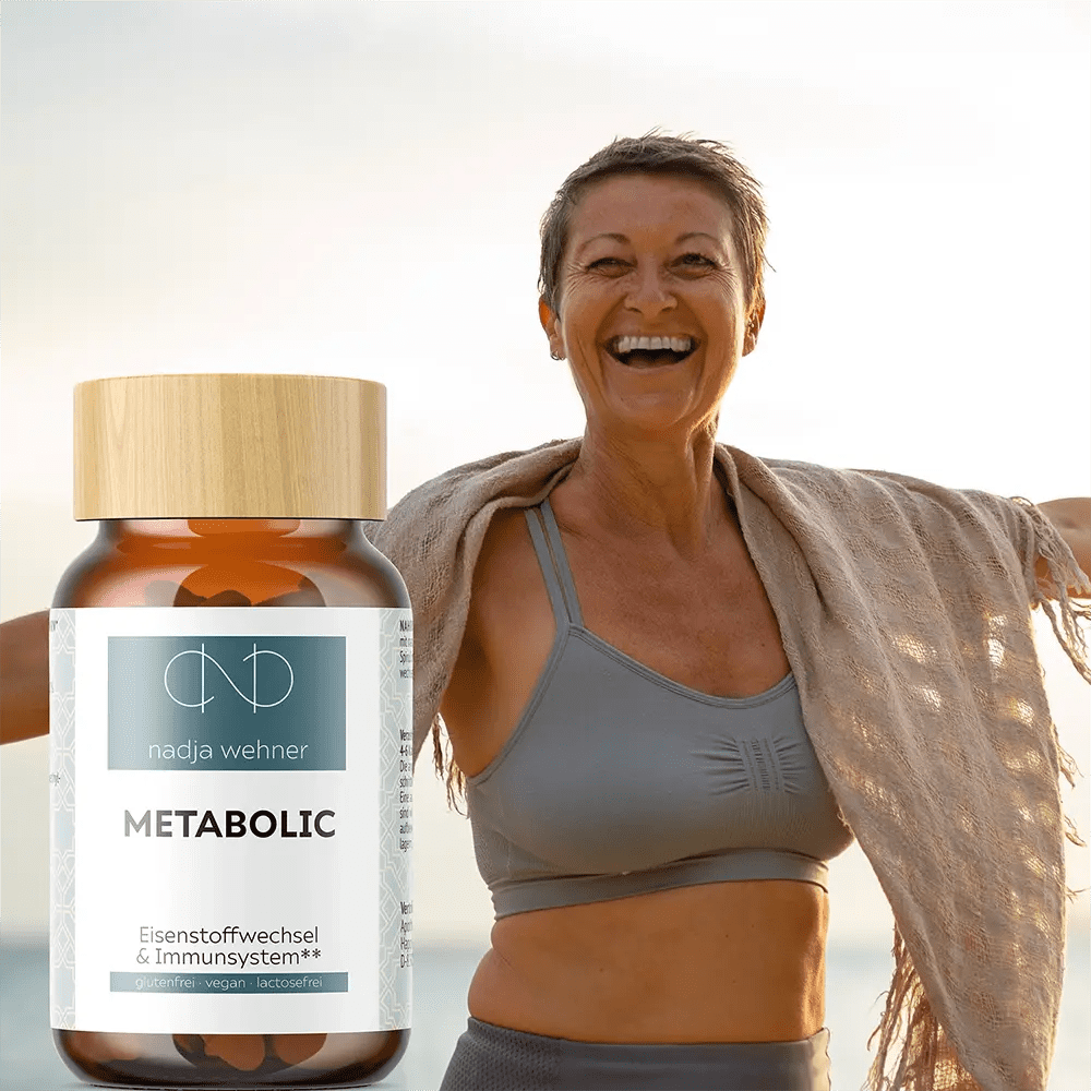 Eine Frau hält eine Flasche Manarose Biokosmetik Metabolic Care in der Hand und wirbt für deren Vorteile für das Immunsystem und den Eisenstoffwechsel.