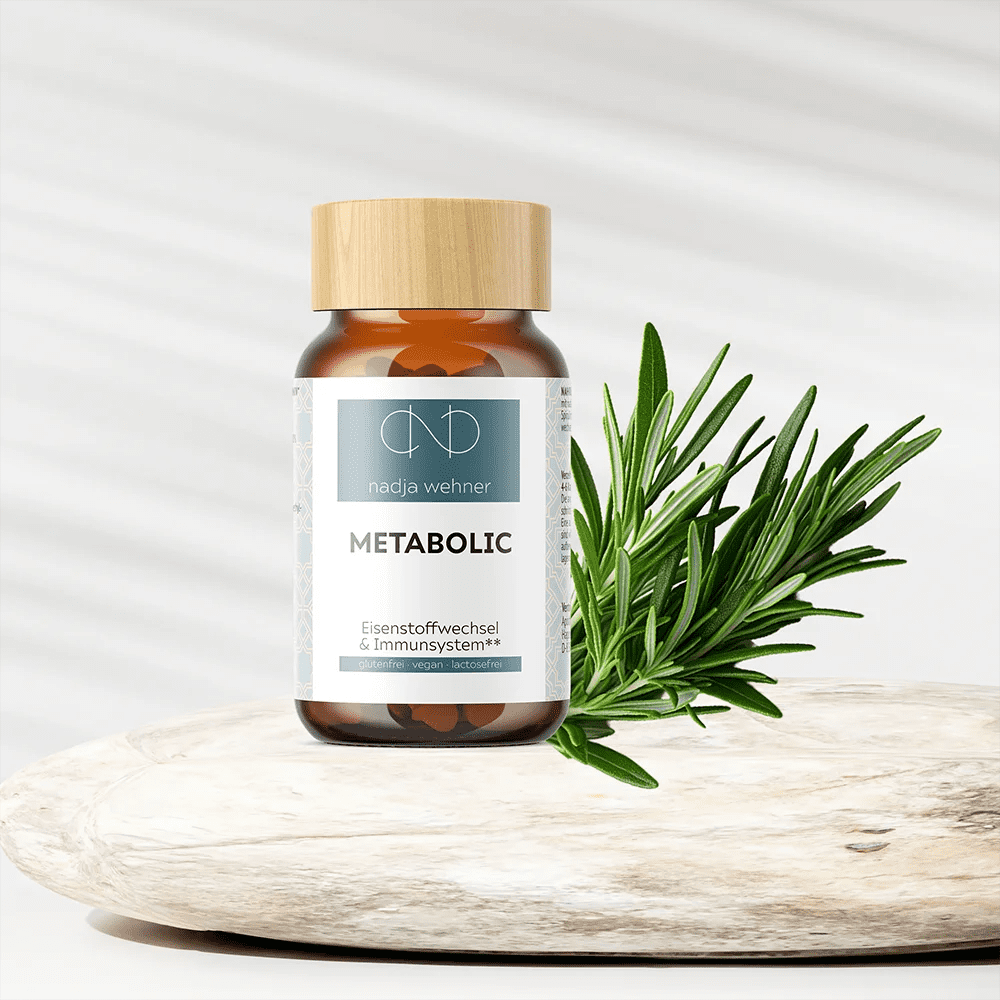 Eine Flasche Metabolic Care von Manarose Biokosmetik mit einem Rosmarinzweig mit österreichischer Spirulina-Alge für verbessertes Immunsystem und Eisenstoffwechsel.
