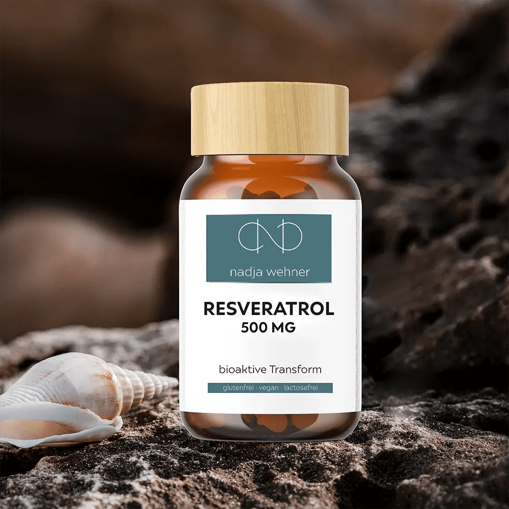 Eine Flasche Resveratrol 500 MG zur Verbesserung der Immunfunktion, platziert auf einem Felsen. (Marke: Manarose Biokosmetik)