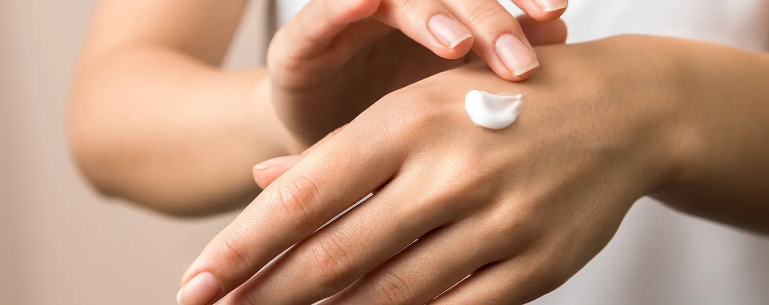 Weibliche Hände benutzen Handcreme