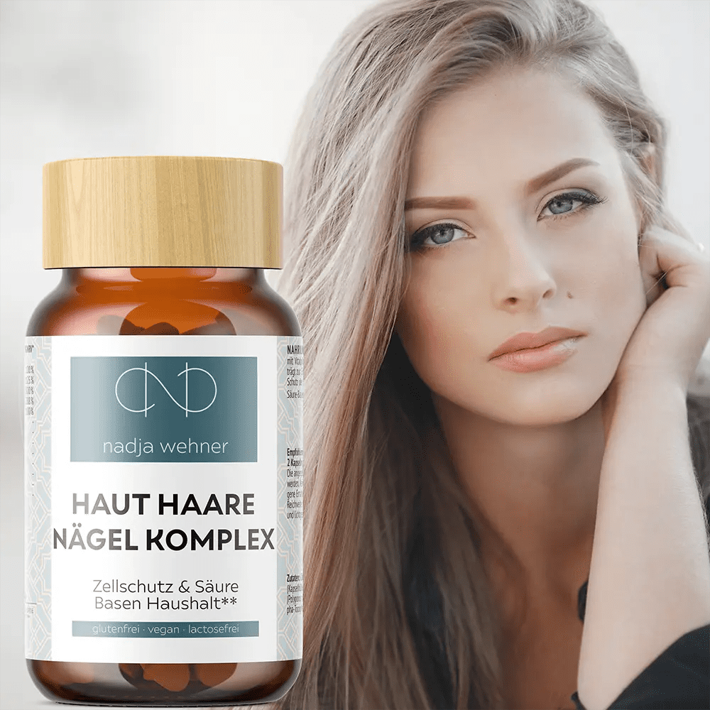 Eine Frau posiert vor einer Flasche Manarose Haut Haare Komplex Nägel, die Zellschutz und Säure-Basen-Haushalt unterstützt.