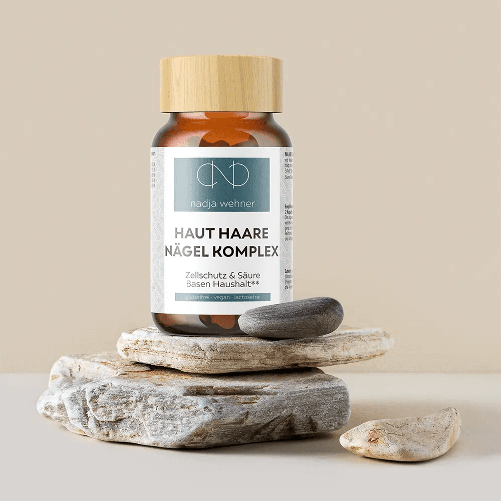 Eine Flasche Manarose Haut Haare Komplex Nägel sitzt auf einem Felsen und wirbt für Säure-Basen-Haushalt und Zellschutz.