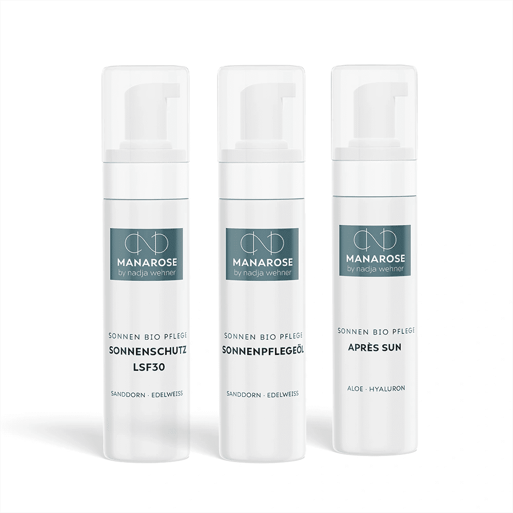 Drei Flaschen Manarose Biokosmetik Sun Protect auf weißem Hintergrund.