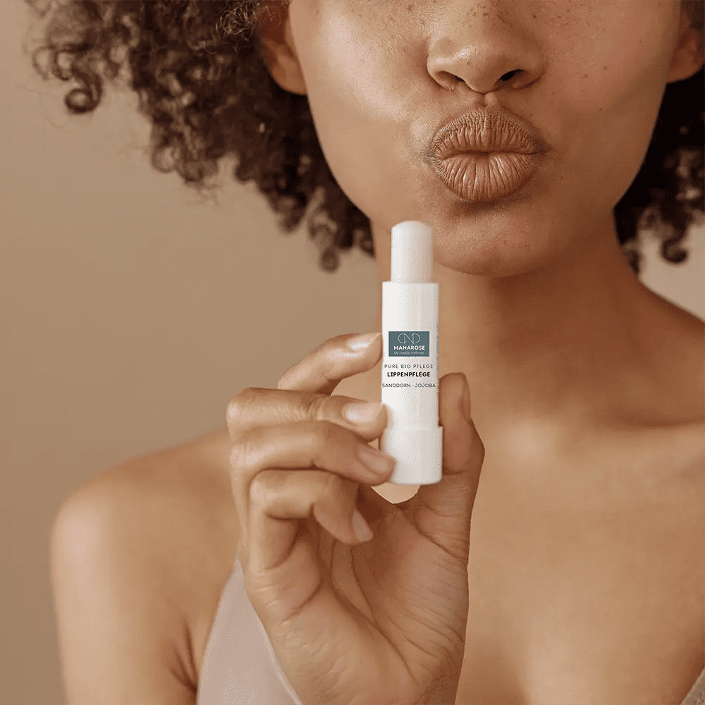 Eine Frau hält zur Hautpflege das Set für deine Morgenroutine - Morning Ritual Lippenbalsam von Manarose Biokosmetik in der Hand.