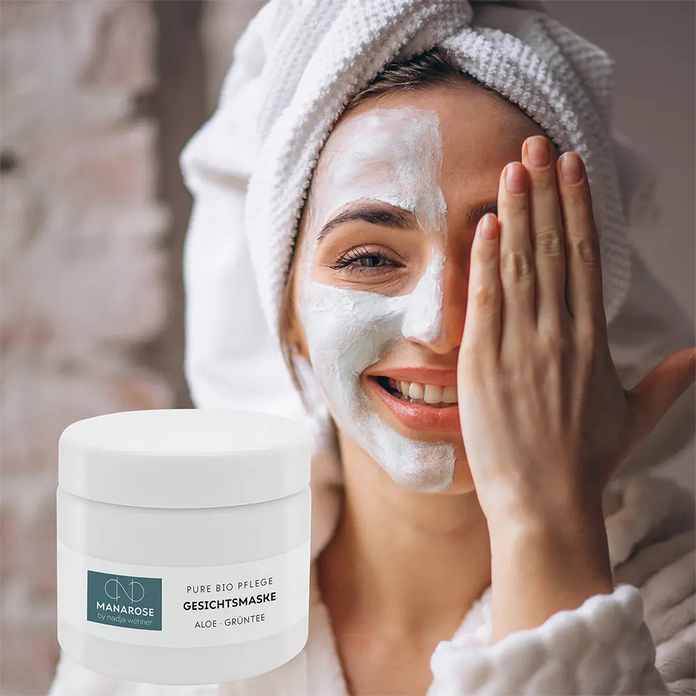 Eine Frau mit Manarose Biokosmetik Gesichtsmaske Aloe Grüntee zur Hautpflege.