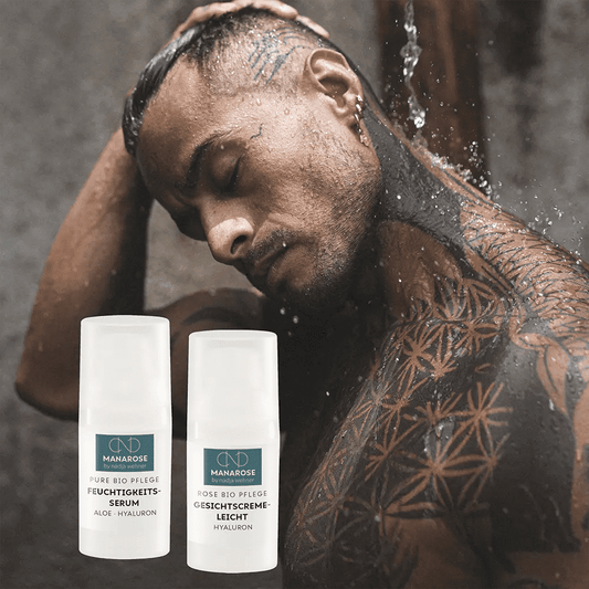 Ein Mann mit Tattoos und einer Flasche Gesichtspflege Set - After Shave von Manarose Biokosmetik aus der Gesichtscreme-Linie.