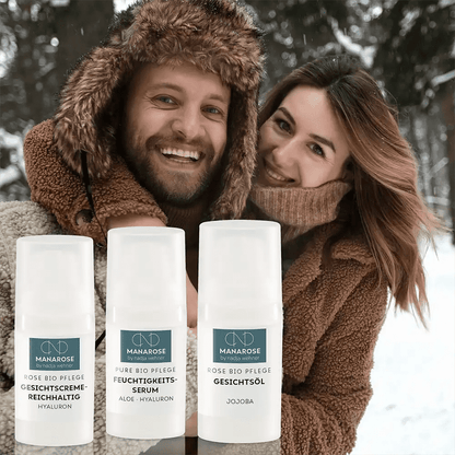 Ein Mann und eine Frau posieren für ein Foto im Schnee und präsentieren ihre winterliche Pflegeroutine und strahlende Haut mit dem Gesichtspflege Set - Winter Care von Manarose Biokosmetik.