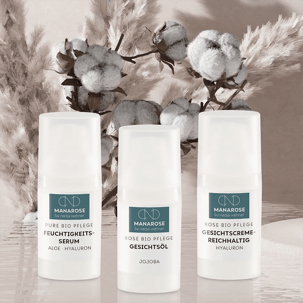 Drei Flaschen Manarose Biokosmetik - Winter Care Hautpflegeprodukte auf weißem Hintergrund.