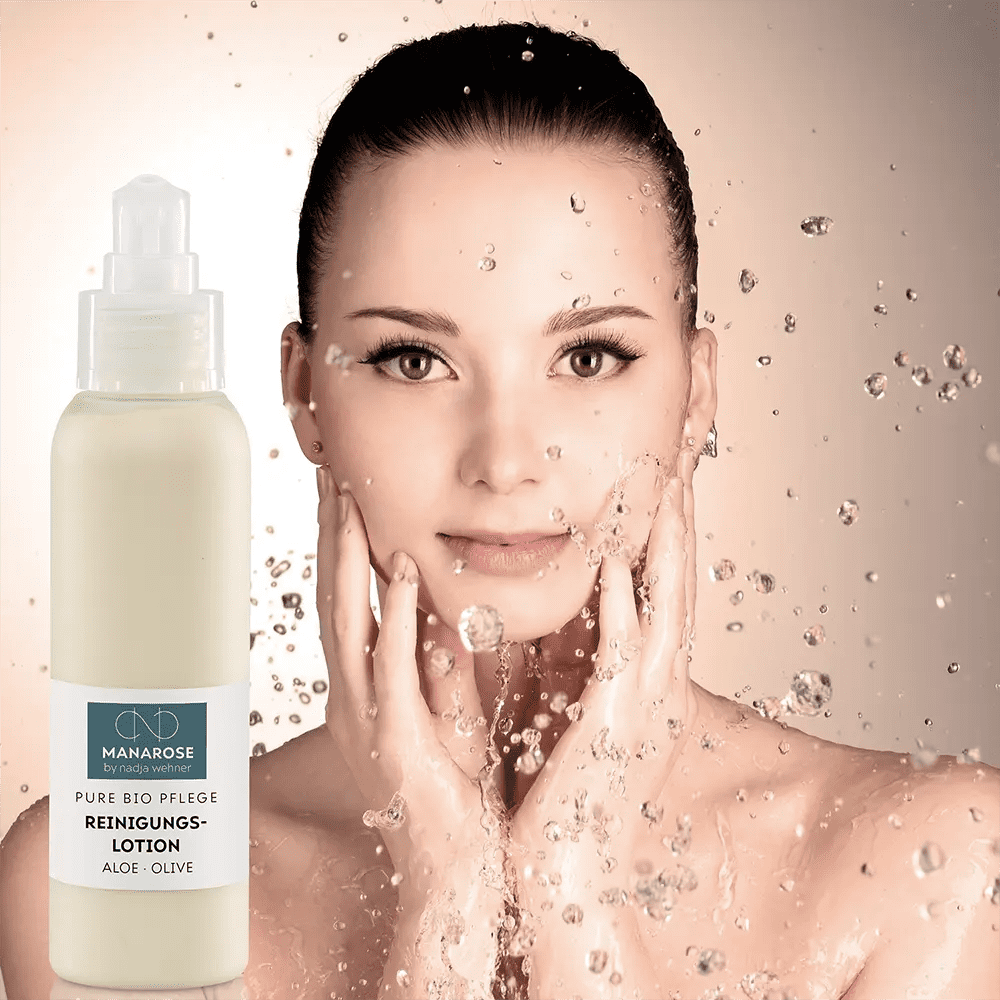 Eine Frau mit einer Flasche Reinigungslotion Aloe Olive von Manarose Biokosmetik im Gesicht übt Hautpflege.