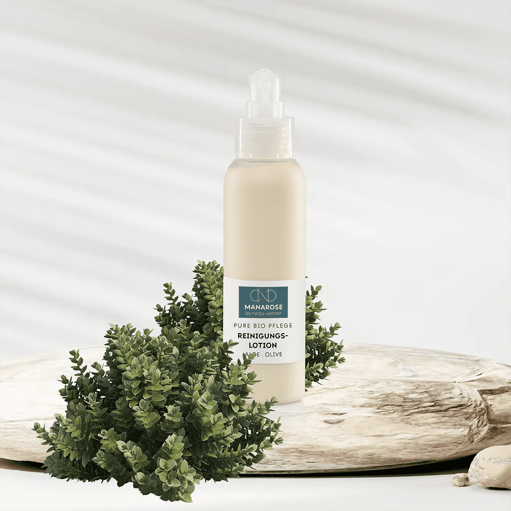 Eine Flasche Reinigungslotion Aloe Olive Gesichtsöl neben einer Pflanze. (Marke: Manarose Biokosmetik)