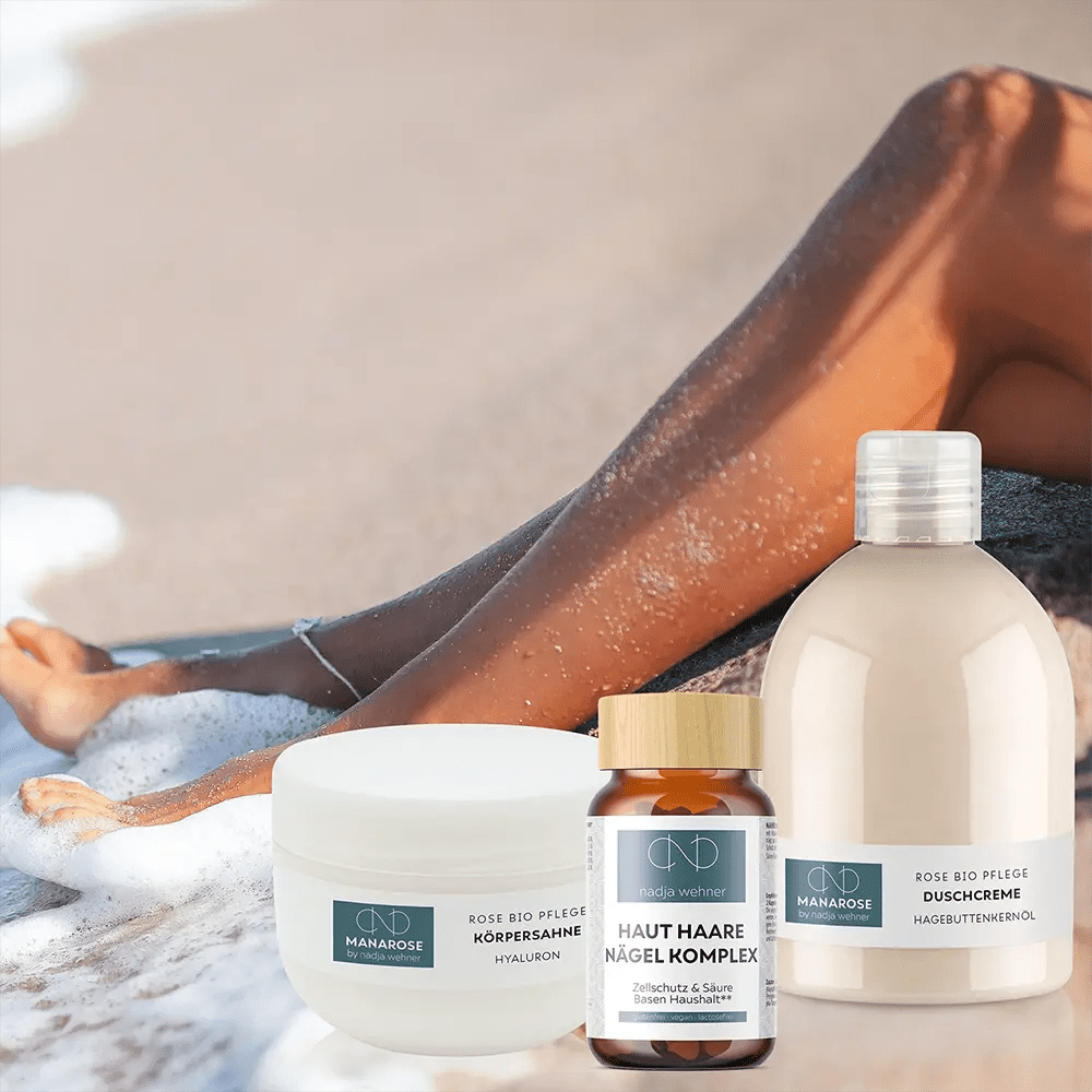 Die Beine einer Frau und eine Flasche Manarose Biokosmetik Pflegeset – Perfect Legs am Strand, mit Schwerpunkt auf gesunder Haut und natürlicher Bio-Kosmetik.