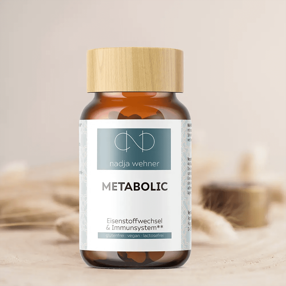 Eine Flasche Metabolic Care von Manarose Biokosmetik auf einem Holztisch, die ein gesundes Immunsystem fördert und den Eisenstoffwechsel unterstützt.
