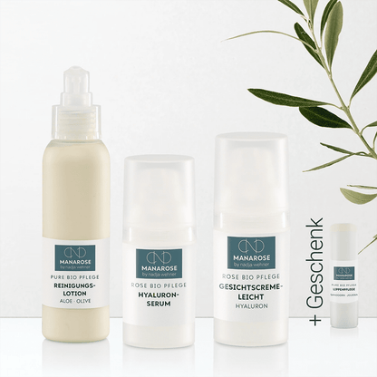 Eine Flasche natürliches Olivenöl von Manarose Biokosmetik und eine Reihe von Hautpflegeprodukten von Manarose Biokosmetik zur Pflege Ihrer Haut.