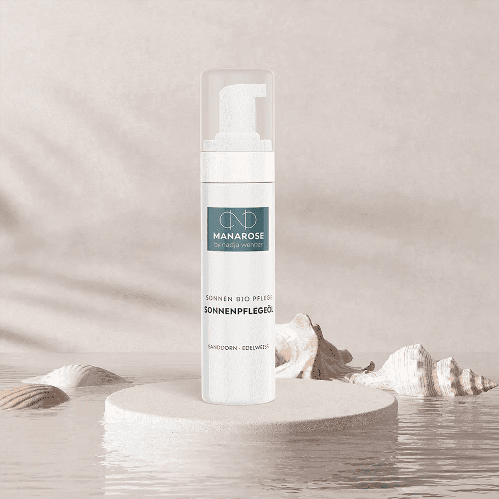 Eine Flasche Sonnenpflegeöl Sanddorn Edelweiß mit Muscheln darauf, geeignet für Sonnenschutz und Hautpflege, von Manarose Biokosmetik.