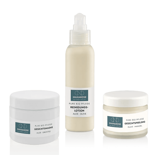 Ein Set von Manarose Biokosmetik Gesichtsreinigung Set - Perfect Skin-Produkten auf weißem Hintergrund.