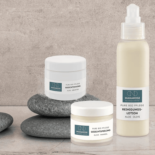 Eine Tabelle mit einer Kollektion von Manarose Biokosmetik-Hautpflegeprodukten für strahlende und gesunde Haut, einschließlich des Gesichtsreinigungs-Sets – Perfect Skin.